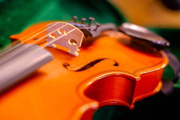 Κλασικό βιολί σε ανοιχτό κουτί - Φωτογραφία, εικόνα