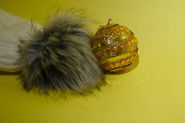 женский вязаный теплый зимняя шляпа с помпоном и рождественские безделушки, близкий вид - Фото, изображение