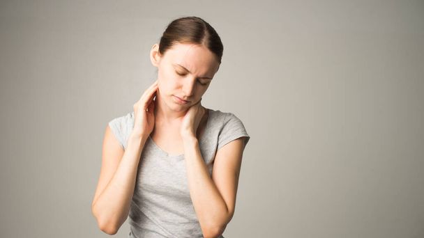 Mujer cansada sintiendo dolor de cuello, masajeando músculos tensos - Foto, imagen