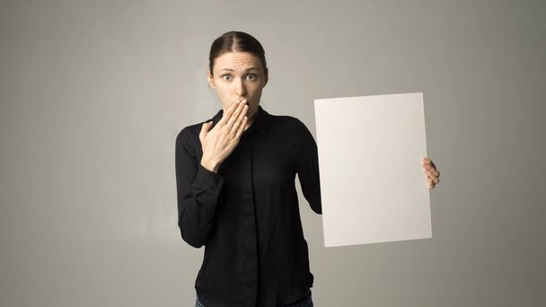 woman holding a sheet of paper in her hand - Photo, Image