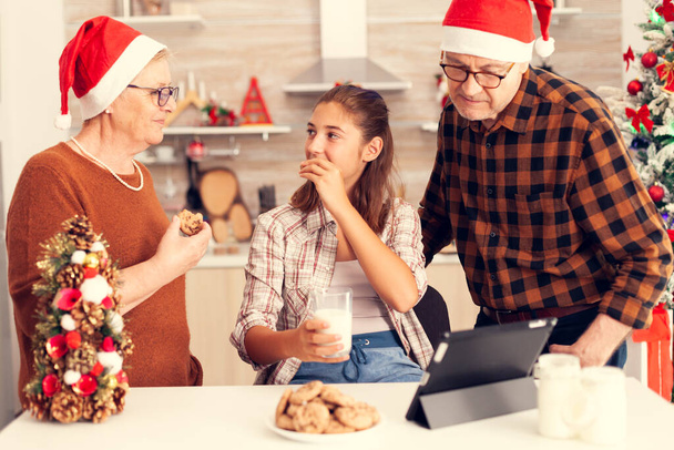 Mehrgenerationenfamilie genießt Dessert am Weihnachtstag - Foto, Bild
