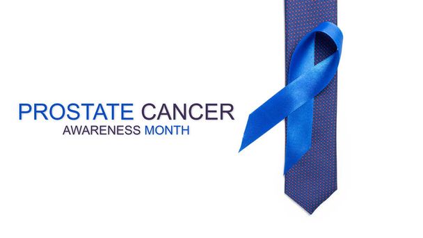 Ludzie z rakiem. Niebieska wstążka, krawat na białym tle. Świadomość raka gruczołu krokowego u mężczyzn zdrowia w listopadzie. Opieka zdrowotna człowieka i koncepcja Światowego Dnia Raka - Zdjęcie, obraz