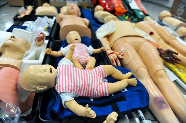Kalp masajı eğitiminde kullanılan plastik mankenler (bebekler ve yetişkinler) ile sığ alan derinliği (seçici odak) resmi. - Fotoğraf, Görsel