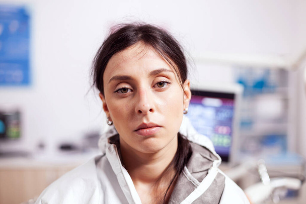 Dentista agotado usando equipo protector agasint coronavirus - Foto, Imagen