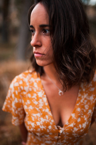 Portrait extérieur d'une belle femme brune portant une robe dans la forêt - Photo, image
