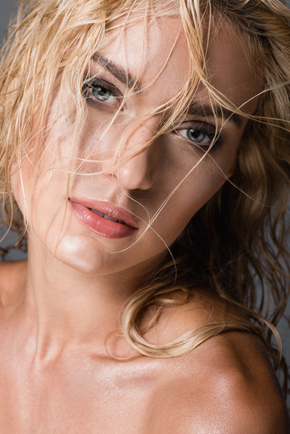 blonde woman with wet hair isolated on grey - Fotoğraf, Görsel