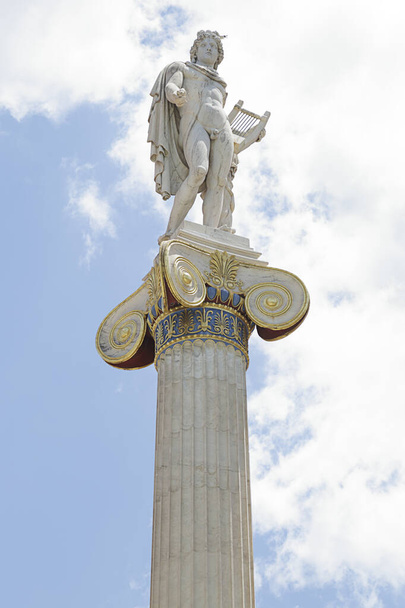 Statue des Apollo-Gottes, sie befindet sich am Haupteingang der Akademie von Athen, Griechenland. - Foto, Bild