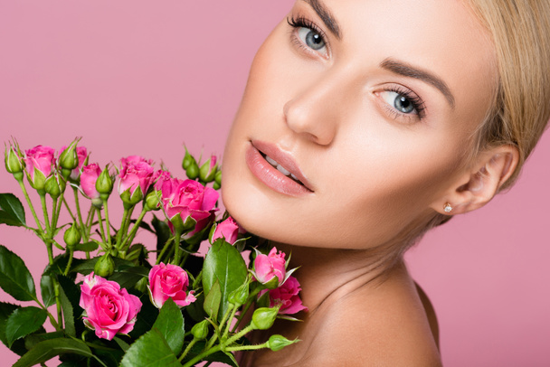 beautiful blonde woman with rose bouquet isolated on pink - Φωτογραφία, εικόνα