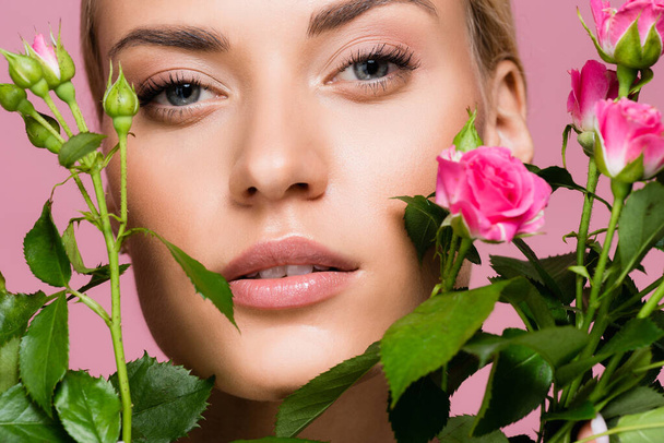 beautiful blonde woman with rose bouquet isolated on pink - 写真・画像