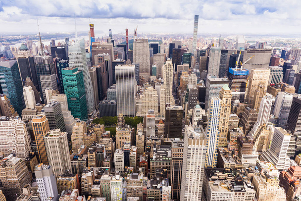 MANHATTAN, NUEVA YORK. Vista aérea del horizonte y los rascacielos de Manhattan. Nueva York, Estados Unidos. - Foto, imagen