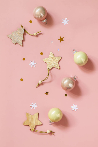 Vánoční kompozice. Současné dekorace s míčovou plachtou Champagne na růžovém pozadí. Plochý pohled nahoru. - Fotografie, Obrázek