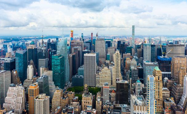 ニューヨーク市のマンハッタン。マンハッタンのスカイラインと高層ビルの空中ビュー。米国ニューヨーク市. - 写真・画像