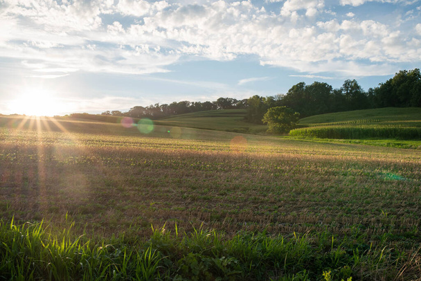 Grandes rayos de sol en un paisaje rural - Foto, imagen