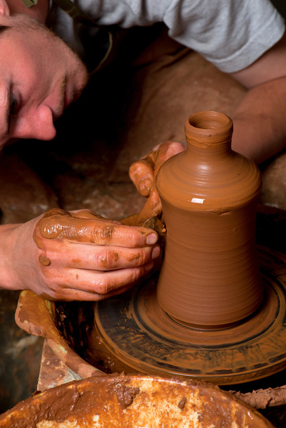 manos de un alfarero, creando un frasco de barro - Foto, imagen