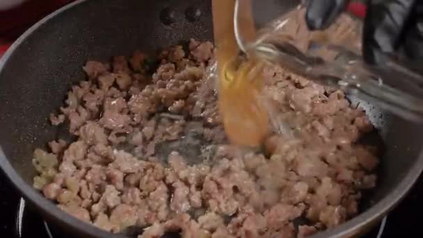 Το κρασί χύνεται στο τηγάνι στο οποίο μαγειρεύεται το κρέας - Πλάνα, βίντεο
