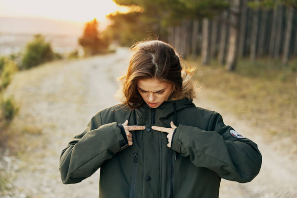 女性で黒ジャケット屋外秋のライフスタイル - 写真・画像