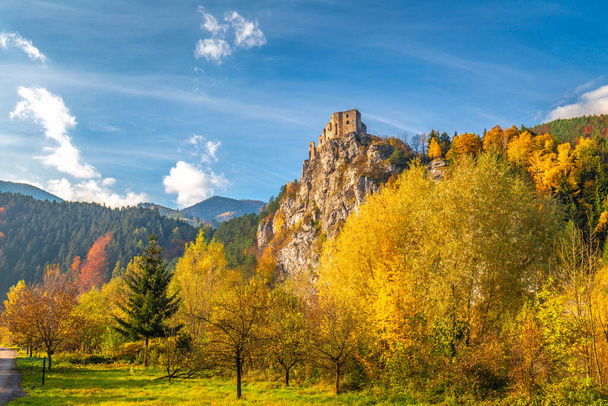 Château médiéval Strecno dans le paysage montagneux d'automne, Slovaquie, Europe. - Photo, image