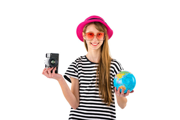 旅行者の10代の少女は、地球の白い背景に隔離されたレトロカメラを保持. - 写真・画像