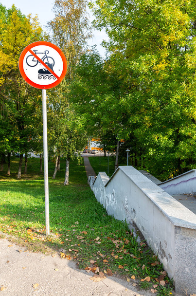 Ei polkupyörää, ei rullaluistimia. Pyörä ja rullaluistimet kielletty symboli. Älä pyöräile ja rullaluistimet tällä alalla - Valokuva, kuva