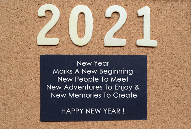 Νέο έτος απόσπασμα για 2021 σε μαύρο σημειωματάριο με ξύλινο φόντο. Καλή Χρονιά 2021 έννοια - Φωτογραφία, εικόνα