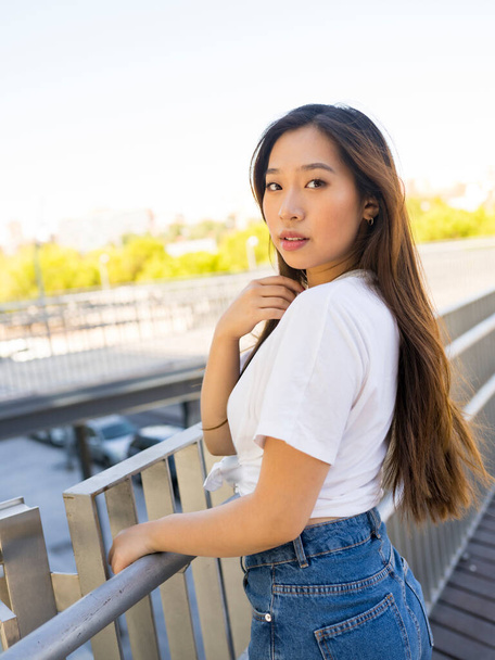 Aasialainen nainen kaupungissa, pitkät hiukset - Valokuva, kuva