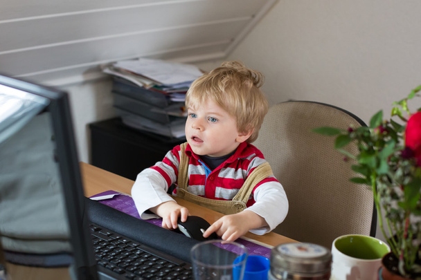 malý chlapec učení doma v počítači  - Fotografie, Obrázek