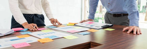 Luova ryhmä liikemiehiä aivoriihi käyttää tahmea muistiinpanoja poiminta jakaa idean pöydälle päätös Valitsemalla Concept kehittää suunnitelmaa Business Conference Room - Valokuva, kuva
