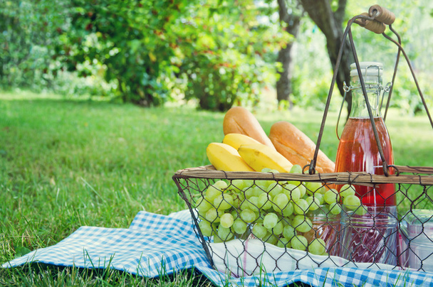 Vintage picnic basket with fruit - Zdjęcie, obraz