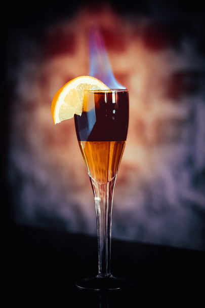Alcohol cocktail with alcohol and flame in wineglass - Φωτογραφία, εικόνα