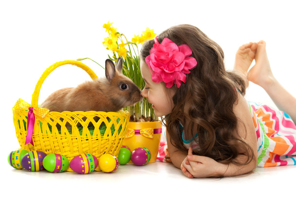 Niña feliz con conejo de Pascua y huevos
 - Foto, Imagen