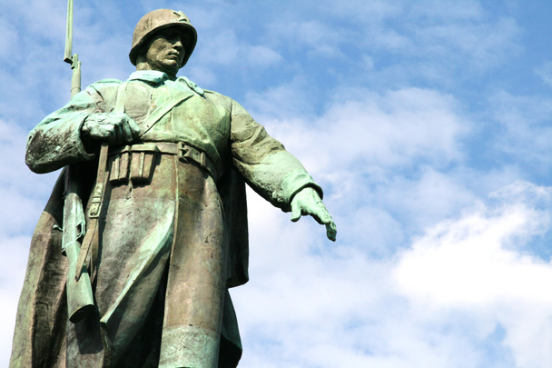 Berlin 'de Sovyet tarzı heykel - Fotoğraf, Görsel