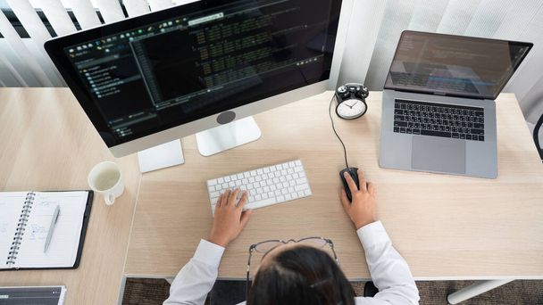 Programadora asiática escribiendo códigos fuente Programación en la computadora en la oficina, concepto de desarrollador web independiente  - Foto, imagen