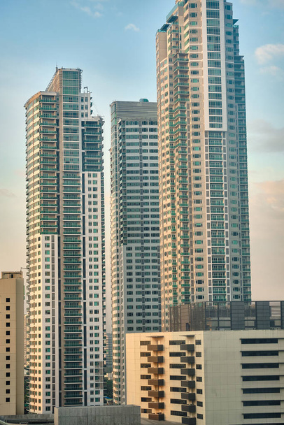 Blick auf Makati Stadt während des Tages. Wolkenkratzer bei klarem Wetter - Foto, Bild