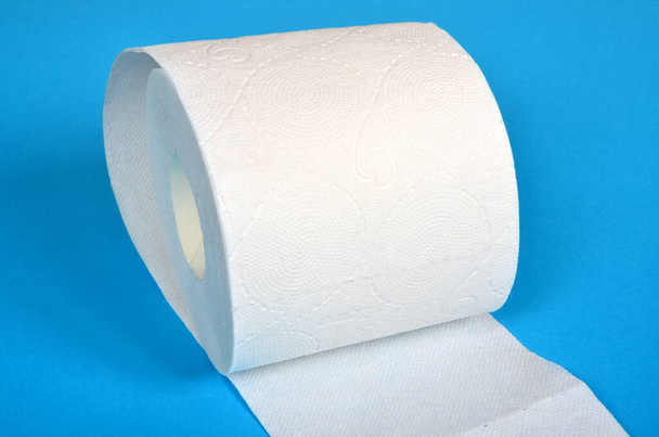 Jeden rolka papieru toaletowego na niebieskim tle - Zdjęcie, obraz