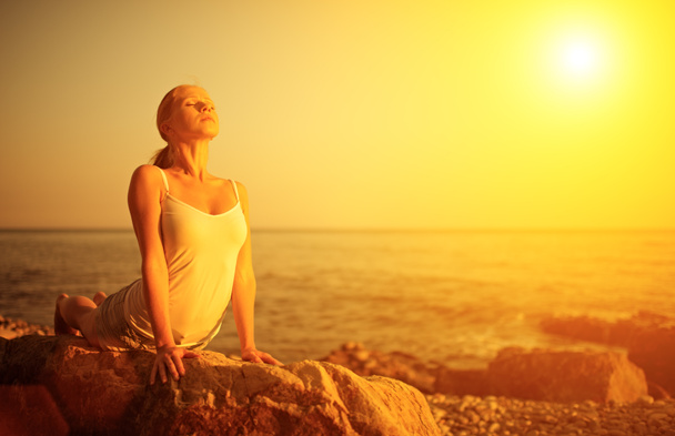 femme faisant du yoga sur la plage au coucher du soleil
 - Photo, image