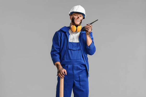 Homem mineiro com machado picareta e rádio bidirecional em fundo cinza - Foto, Imagem