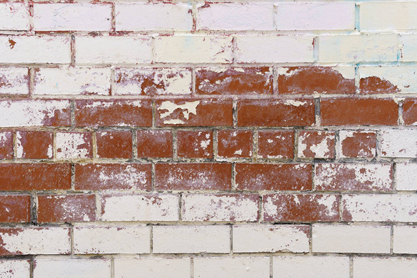 レンガの壁のテクスチャ。塗装問題壁表面。赤い石の背景。破損した石膏で建物の着用ファサード. - 写真・画像