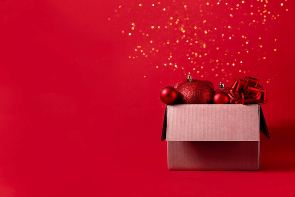 Κουτί με χριστουγεννιάτικες μπάλες και στολίδια. Κορυφαία οριζόντια άποψη copyspace. - Φωτογραφία, εικόνα