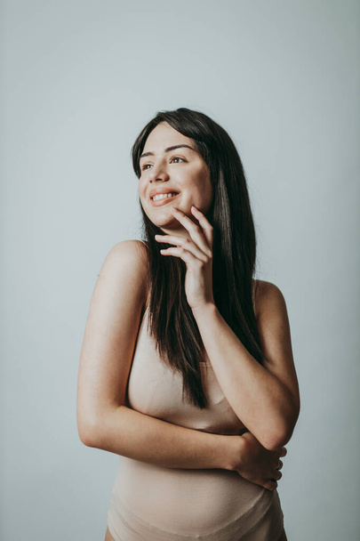 Beautiful girl posing in studio for a "body positivity" photo session - Fotografie, Obrázek