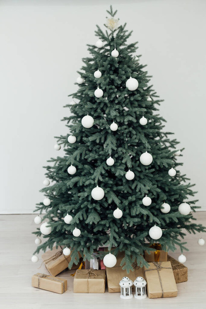 Nový rok dovolená vánoční stromeček dekor s dárky a vnitřní věnce - Fotografie, Obrázek