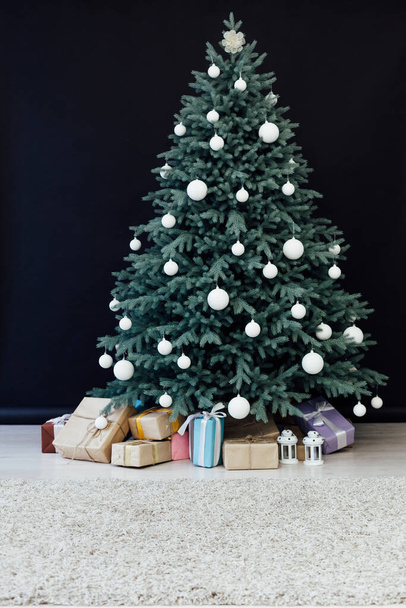 Decoración del árbol de Navidad de Año Nuevo con regalos y guirnaldas interiores - Foto, imagen