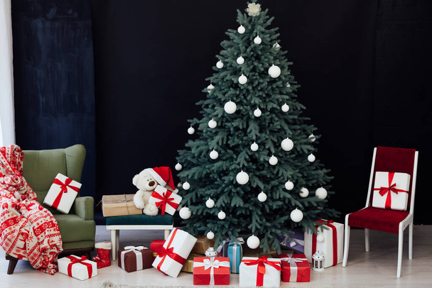 Nový rok vánoční stromeček s dárky a ozdobou věnce interiér - Fotografie, Obrázek