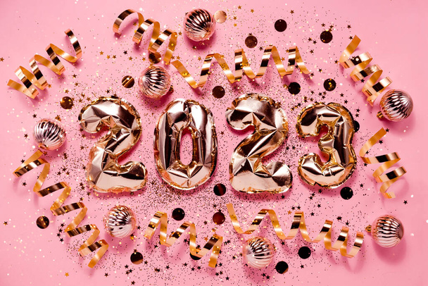 Святковий Новий Рік Плоский фон рожеві золоті фольговані кульки та хртистські прикраси. Копіювання верхнього горизонтального перегляду
. - Фото, зображення