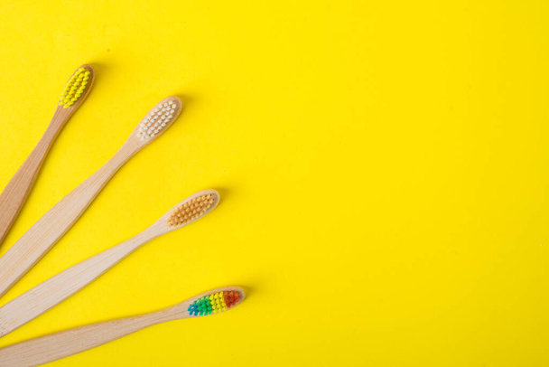 escovas de dentes de madeira de bambu, zero resíduos - Foto, Imagem
