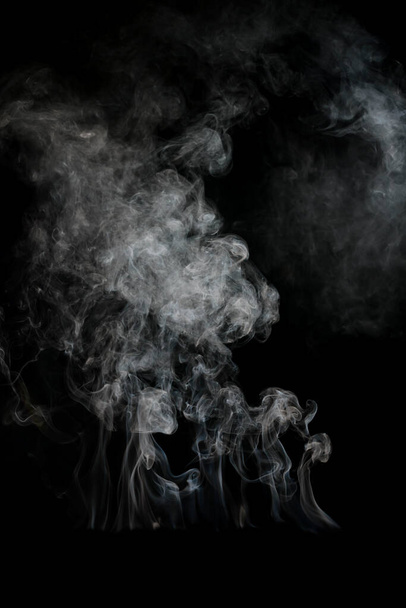 Білий туман або дим зображення Дим від вогню на чорному тлі ідеально підходить для красивого ефекту
. - Фото, зображення