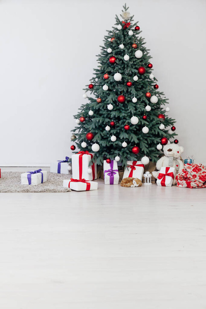 Πρωτοχρονιά διακόσμηση Χριστουγεννιάτικο δέντρο με δώρα και γιρλάντες - Φωτογραφία, εικόνα