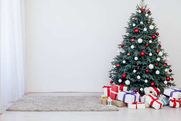 Новорічна прикраса Новорічна ялинка з подарунками та гірляндами
 - Фото, зображення