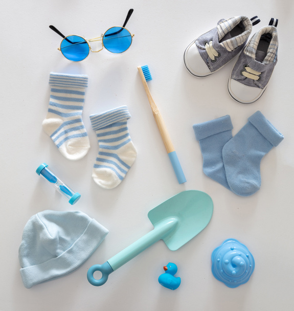 Bebé chico ducha plana concepto de laicos. Ropa y accesorios de color azul pastel recién nacido sobre fondo blanco, vista superior. - Foto, Imagen