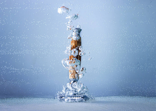 razor and water splash in water - Foto, afbeelding
