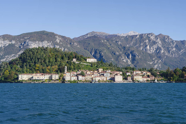 Bellagio ciudad italiana con casas de colores, en la orilla del lago de Como, región de Lombardía, Italia - Foto, imagen